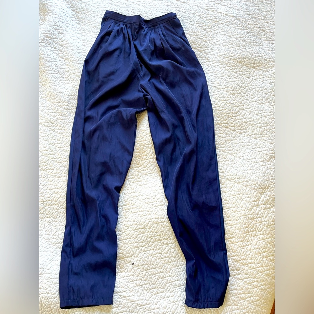 Silky blue pleat front tapered pant, barely worn